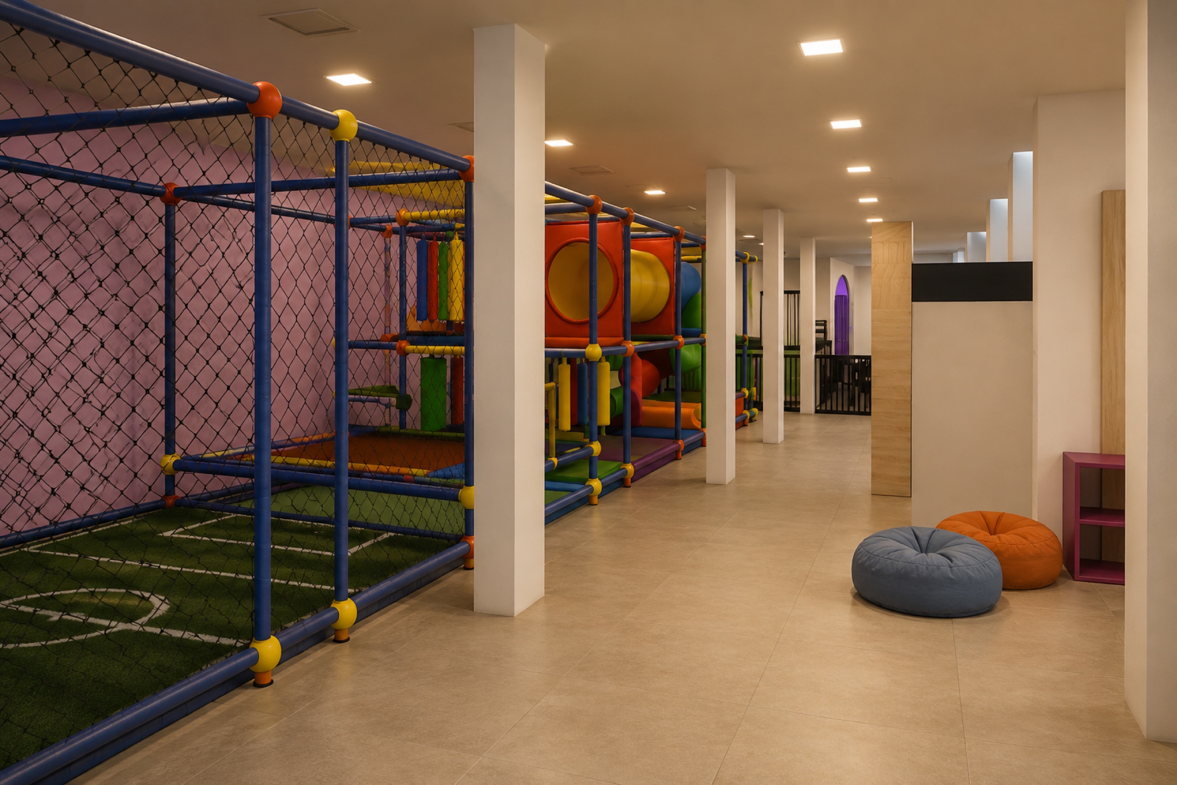 Circulação do brinquedão com estrutura tubular, quadra e pufes